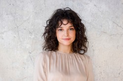 Maria Dębska kusi dekoltem na pokazie Paprockiego&Brzozowskiego [FOTO]