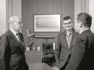Twórcy funduszu Enterprise Investors Jacek Siwicki (z lewej) oraz Michał Rusiecki (w środku) w rozmowie z Piotrem Karnaszewskim