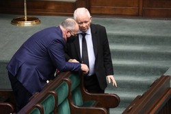 Jarosław Kaczyński przyłapany bez maseczki w Sejmie. Politycy oburzeni