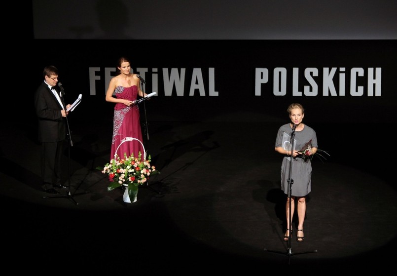 Magdalena Cielecka odbiera Nagrodę dla Najbardziej Stylowej Aktorki 36. Festiwalu Polskich Filmów Fabularnych w Gdyni.