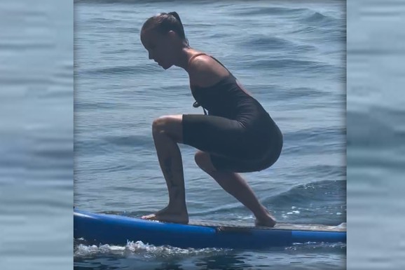 DEVOJKA SA KRILIMA UČI DA SURFUJE Snimkom oduševila sve i još jednom pokazala zašto je inspiracija: "Nezaustavljiva"  (Video)