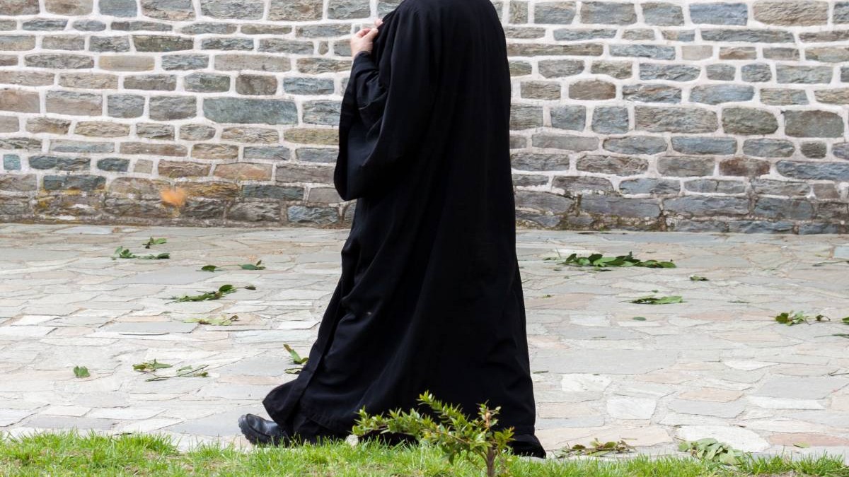 Un român îmbrăcat în haine de preot, arestat în timp ce mergea spre Muntele Athos