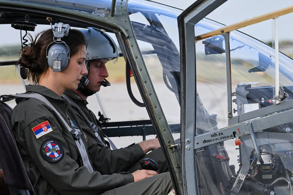 Pravo da konkurišu za upis na studijski program Vojno vazduhoplovstvo Vojne akademije imaju mladići i devojke rođeni 2004. godine