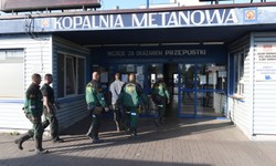 Przecisnąć się przez półmetrową szczelinę, oddychać, nie wywołać iskry. Tak pracują RATOWNICY W ZOFIÓWCE