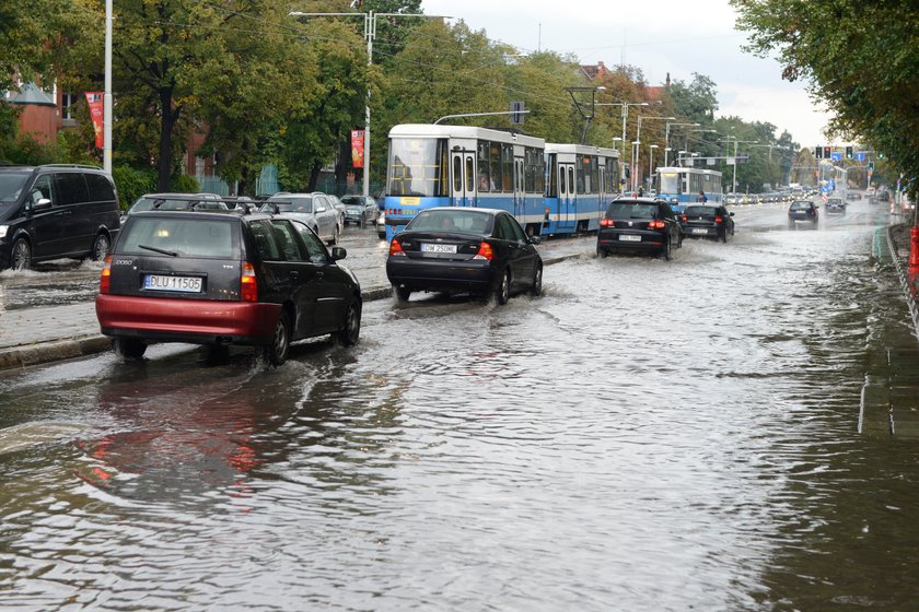 Samochody jadą przez zalaną Curie-Skłodowską we Wrocławiu