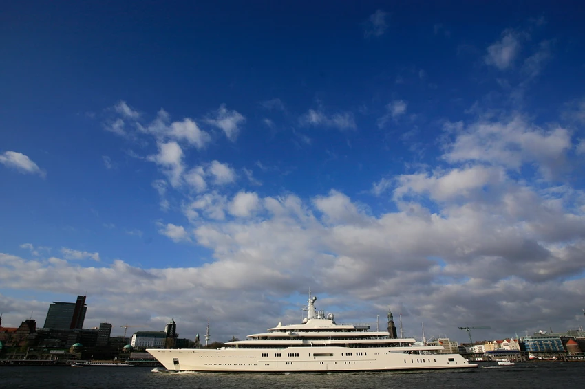 Abramovičeva jahta "Eklipsa" u luci u Hamburgu, duga 170 metara, koju je za ruskog milijardera napravilo brodogradilište "Blom end Vos"