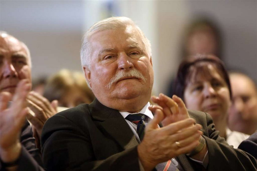 Lech Wałęsa z własnym portretem. Czy podobny?