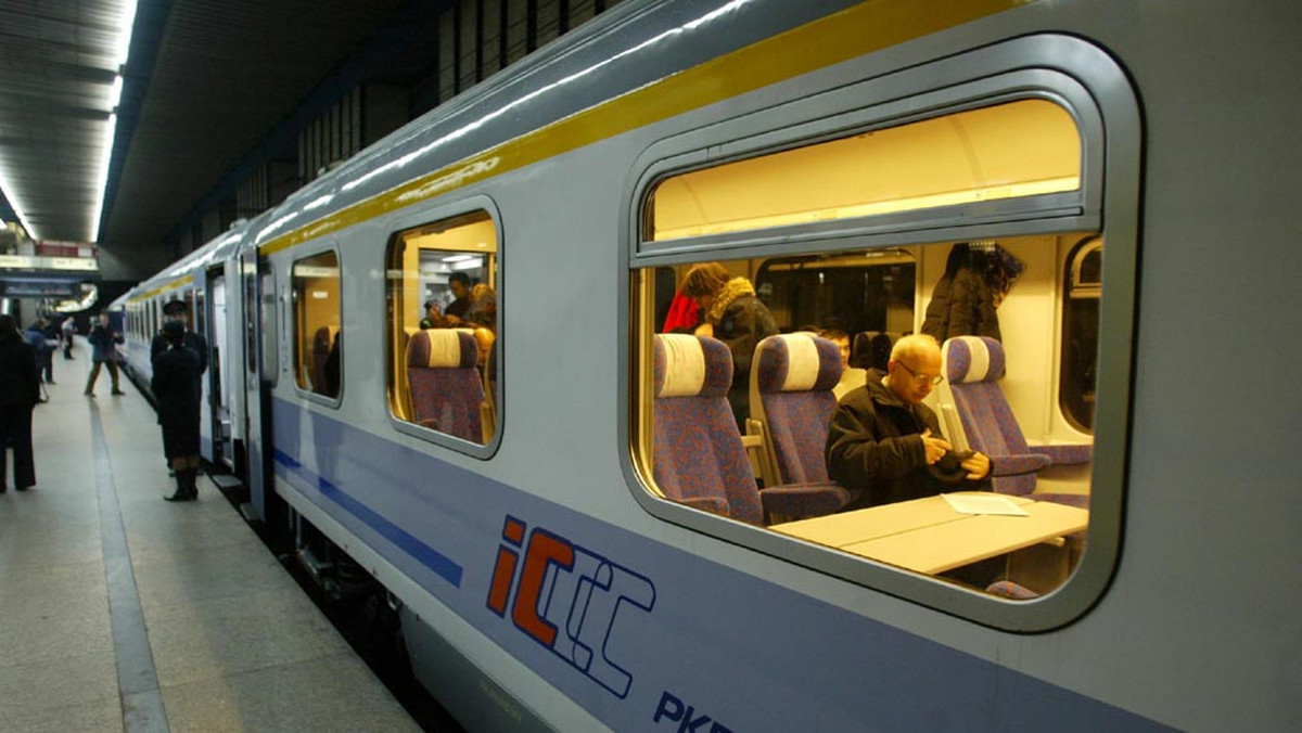 Za kilka tygodni polscy podróżni będą mogli kupić bilety na pociąg kolei rosyjskich relacji Moskwa-Paryż - poinformował w poniedziałek PAP prezes PKP Intercity Janusz Malinowski. W poniedziałek odbywa się pierwszy przejazd tego pociągu.