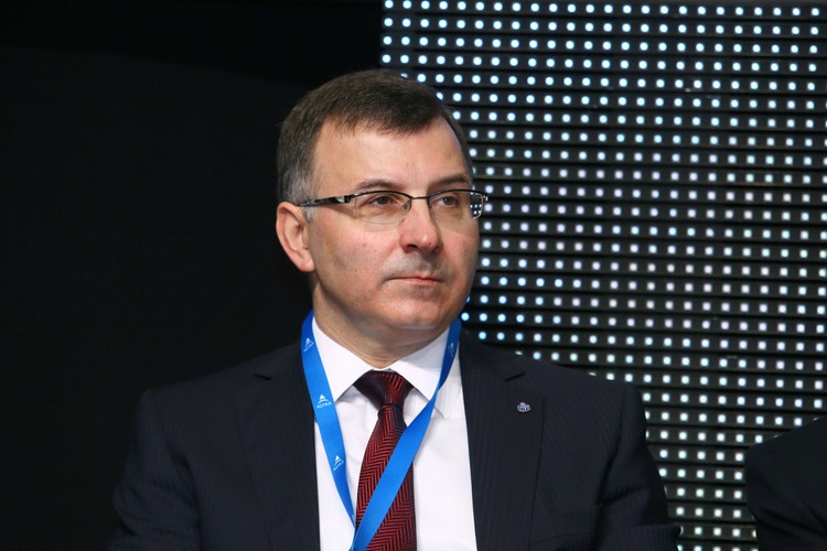 <strong>Miejsce 11. Zbigniew Jagiełło, prezes PKO BP, (fot.TEDI/NEWSPIX.PL)</strong><br /><br />

PKO BP to największy bank na naszym rynku, który wyznacza kierunki rozwoju rodzimej bankowości. Pod wodzą Zbigniewa Jagiełły jest to szczególnie widoczne. To dzięki śmiałej decyzji o zakupie Nordea Banku prezes PKO BP zainicjował zjawisko nazywane repolonizacją banków. Choć na razie nie zyskało ono naśladowców na większą skalę, nie ma wątpliwości, że tego typu ambicje funkcjonują z tyłu głów wielu bankowców w Polsce. Jagiełło odcisnął piętno również na rynku płatności bezgotówkowych. To z jego inicjatywy powołano do życia spółkę Polski Standard Płatności. Wdraża ona system płatniczy Blik, który jest jedyną realną alternatywą dla systemów międzynarodowych organizacji, takich jak MasterCard i Visa. Ustawia także polski rynek w gronie awangardy krajów, które wprowadzają system płatności mobilnych niezależnych od duopolu organizacji płatniczych. Blik może być również jednym z pierwszych na świecie systemów mobilnych, powstałych w wyniku porozumienia kilku banków, na co dzień konkurujących ze sobą. (ju)<br /><br />