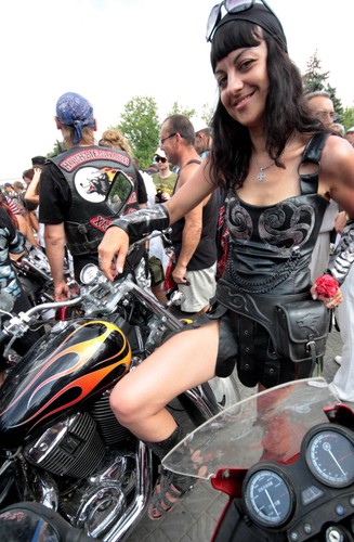 Motocyklistka z grupy Nocne Wilki