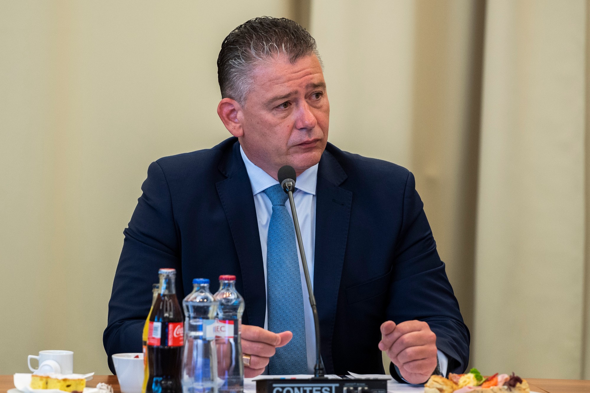 Minister vnútra SR Roman Mikulec (OĽaNO) počas zasadnutia Ústredného krízového štábu.