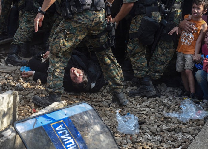 Koszmar uchodźców. Tysiące imigrantów kontra policja na granicy grecko-macedońskiej