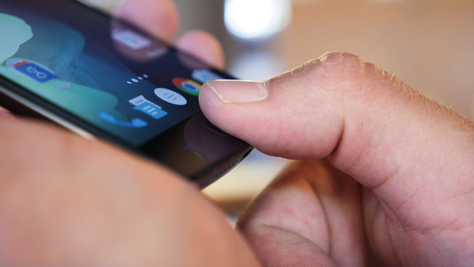 OnePlus 2 dysponuje czytnikiem odcisków palców, którym można odblokowywać smartfon