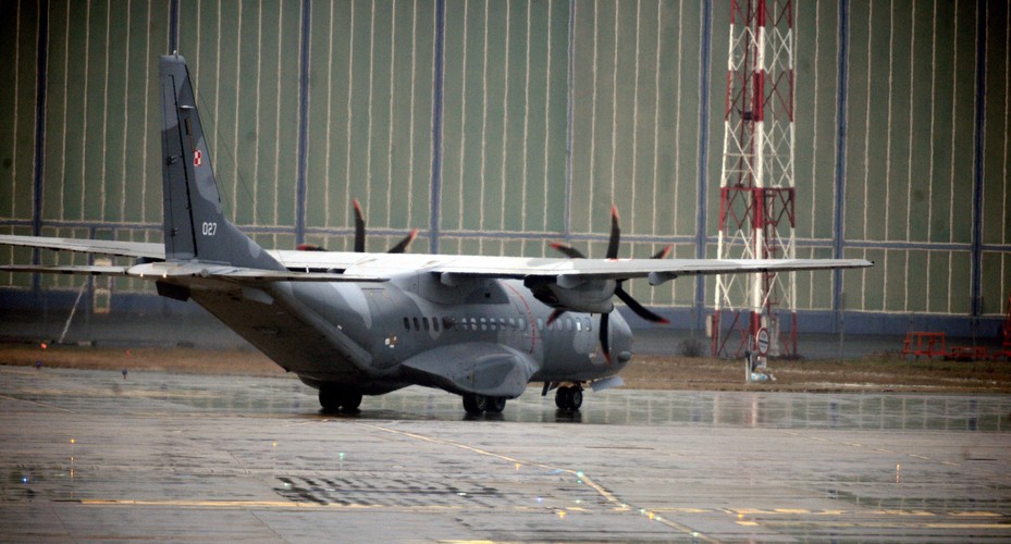 Pasażerski samolot CASA, na pokładzie którego konwojowany jest podejrzany o zabójstwo kobiety Kajetan P., wylądował na wojskowym lotnisku Okęcie