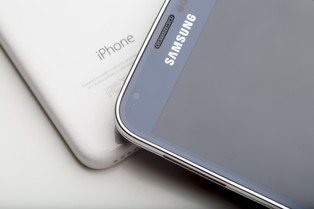 Nieczyste zagrywki wielkich korporacji. Jak walczą ze sobą Samsung i Apple?