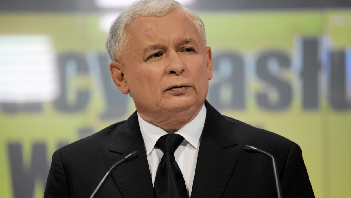 Prezes PiS Jarosław Kaczyński musi przeprosić PSL za stwierdzenie, że posłowie tej partii "opowiedzieli się za legalizacją miękkich narkotyków". Taką decyzję podjął sąd w trybie wyborczym. Jarosław Kaczyński ma zaprzestać rozpowszechniania takiej informacji, a w ciągu 48 godzin na antenie TVP Info ma wyemitować spot prostujący swoją wypowiedź.