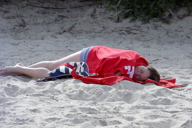 Zobacz, jak słodko śpi na plaży ukochana Tomka Kammela