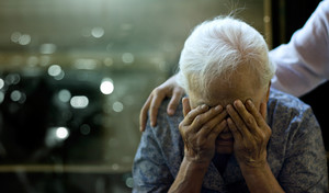 Odbiera pamięć, niszczy mózg, nie można jej wyleczyć. Czym jest choroba Alzheimera?