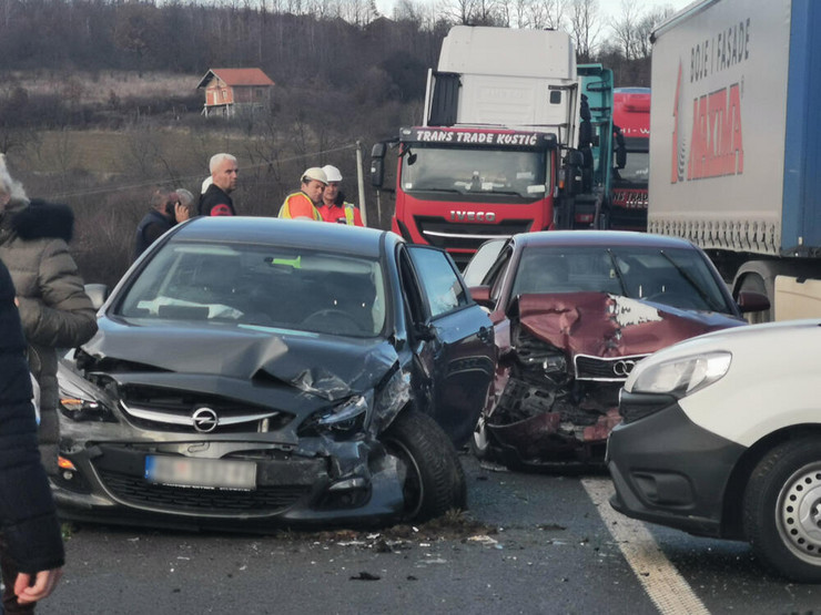 Pet osoba je povređeno u lančanom sudaru na auto-putu "Miloš Veliki"
