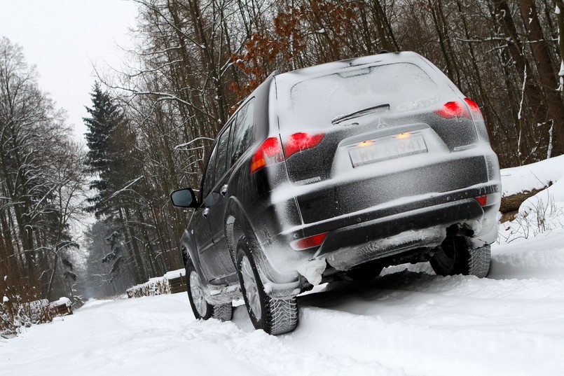 Nowe mitsubishi pajero sport jest o rozmiar większe od poprzednika - długość całkowita wynosi 4695 mm (w porównaniu z 4620 mm u poprzednika), szerokość całkowita 1815 mm (1775 mm); wysokość całkowita 1800 mm (1730 mm), natomiast rozstaw osi to 2800 mm. Naturalnie większe wymiary nadwozia to bardziej przestronna i komfortowa kabina. Rozstaw osi powiększony w stosunku do poprzednika o 75 mm przełoży się na lepszą stabilność, zarówno podczas jazdy po utwardzonej, jak i nieutwardzonej nawierzchni...