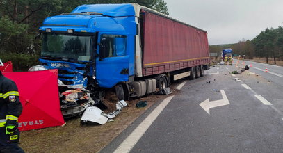 Koszmar na DK 10. Po osobówce została miazga