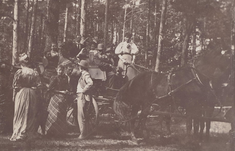 Uczestnicy majówki w lesie w 1895 r.