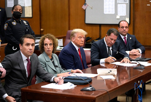 Donald Trump na sali sądowej, 2023 r.