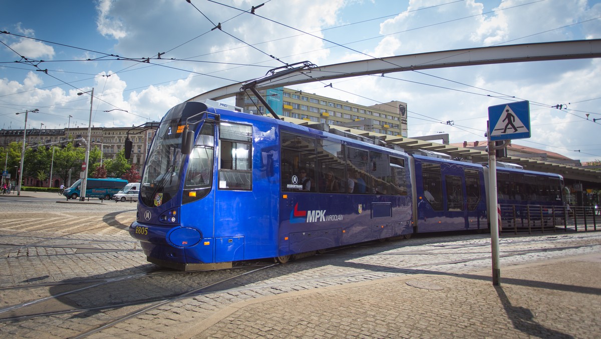 Usterka drzwi była powodem wypadku, do którego doszło na początku czerwca w centrum Wrocławia. Po tym, jak w czasie jazdy, drzwi tramwaju nagle się otworzyły, młoda kobieta wypadła na jezdnię. Tymczasem poznański producent tramwajów domaga się przeprosin od wrocławskich aktywistów za krytykę Moderusów Beta.