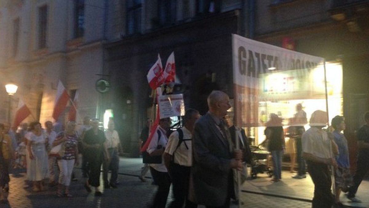 Obchody smoleńskiej "miesięcznicy" zmieniły się w antyrządową manifestację. Przez Kraków przeszło kilkadziesiąt osób. Wszyscy głośno krytykowali rząd, premiera i wojewodę małopolskiego.