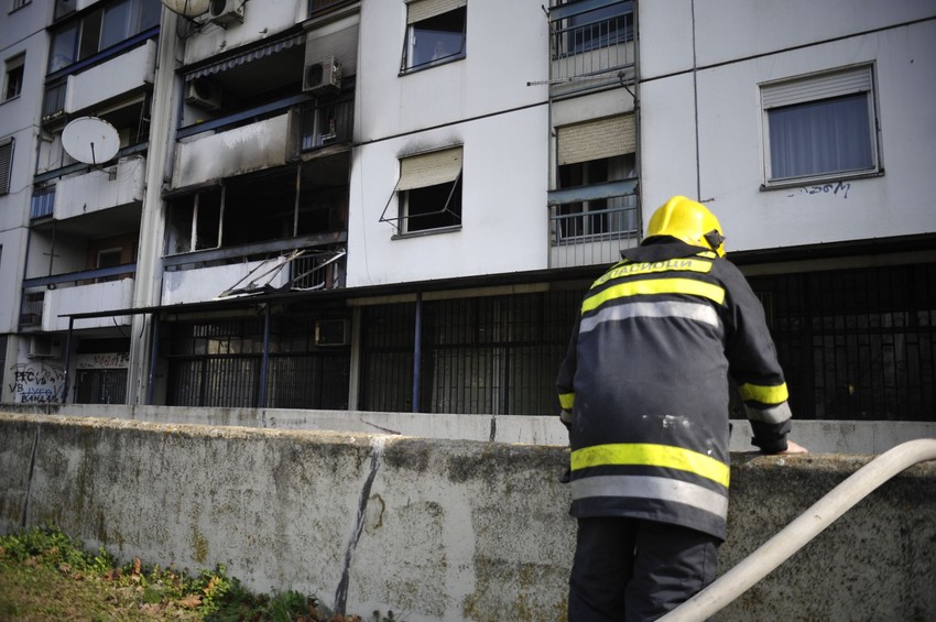 Stan izgoreo kada se zapalio špret!