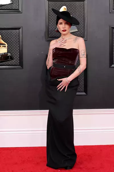 3 kwietnia 2022 r. odbyła się gala Grammy 2022. Na czerwony dywan piosenkarka Halsey wybrała suknię od Pressiat. / Amy Sussman, Getty Images