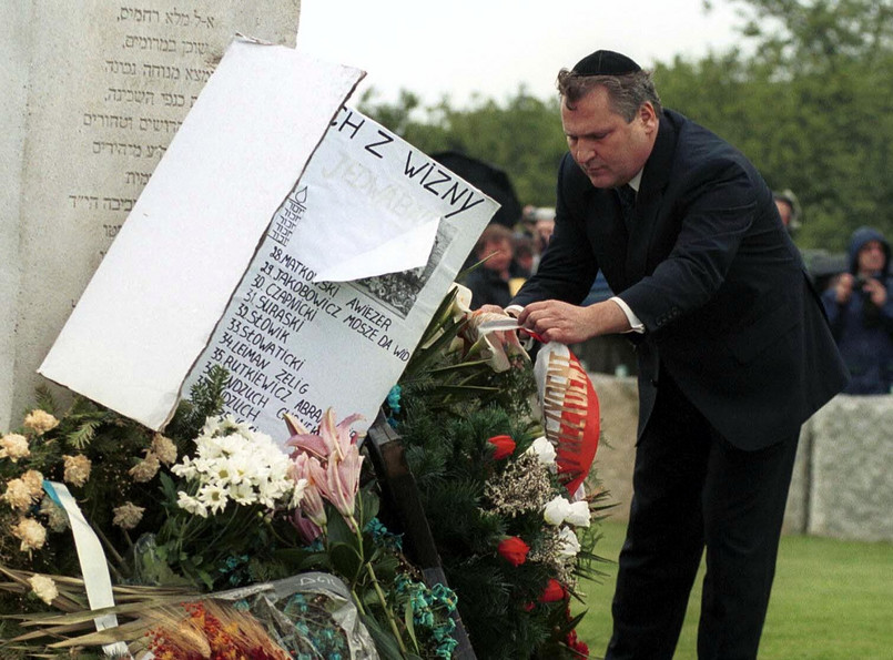 Niedługo później, podczas ceremonii w 60. rocznicę tragedii, 10 lipca 2001 roku, prezydent RP Aleksander Kwaśniewski wypowiedział znamienne słowa: "Z powodu tej zbrodni winniśmy błagać o przebaczenie cienie zmarłych i ich rodziny, każdego skrzywdzonego. Dzisiaj jako człowiek, jako obywatel i jako prezydent Rzeczypospolitej Polskiej, przepraszam. Przepraszam w imieniu swoim i tych Polaków, których sumienie jest poruszone tamtą zbrodnią. W imieniu tych, którzy uważają, że nie można być dumnym z wielkości polskiej historii, nie odczuwając jednocześnie bólu i wstydu z powodu zła, które Polacy wyrządzili innym".