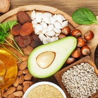 Milyen tünetek jelzik az E-vitamin hiányát, és mi utal a túladagolására?