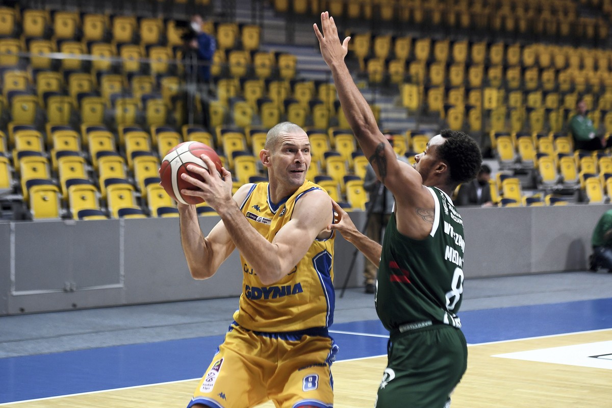 Koszykarz drużyny Asseco Arka Gdynia Filip Dylewicz (L) i Lester Medford jr (P) z zespołu Legia Warszawa podczas meczu Ekstraklasy, w hali "Gdynia Arena"
