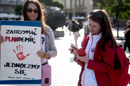 Protest na Rynku Głównym w Krakowie pod hasłem Zatrzymać plandemię. 