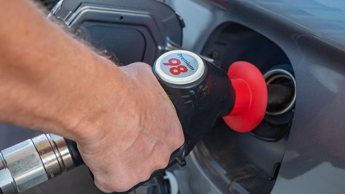 Detailný záber na palivovú pištoľ pri tankovaní, ktorá je symbolom kvality paliva pre váš motor. 