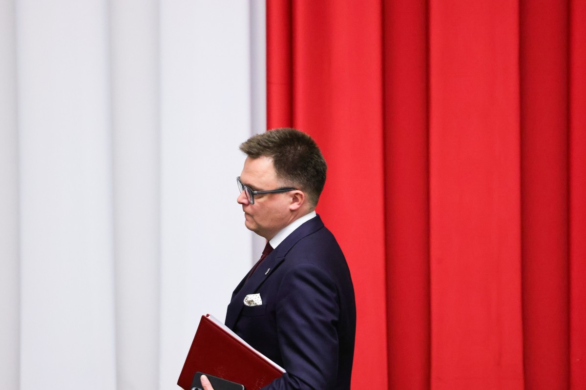 Marszałek Sejmu Szymon Hołownia na sali obrad Sejmu