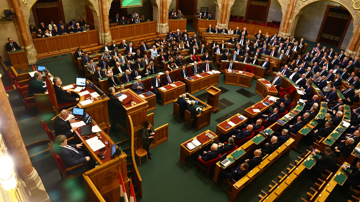 Elszabadultak az indulatok hétfőn a parlamentben, Kövér Lászlónak kellett rendet tennie