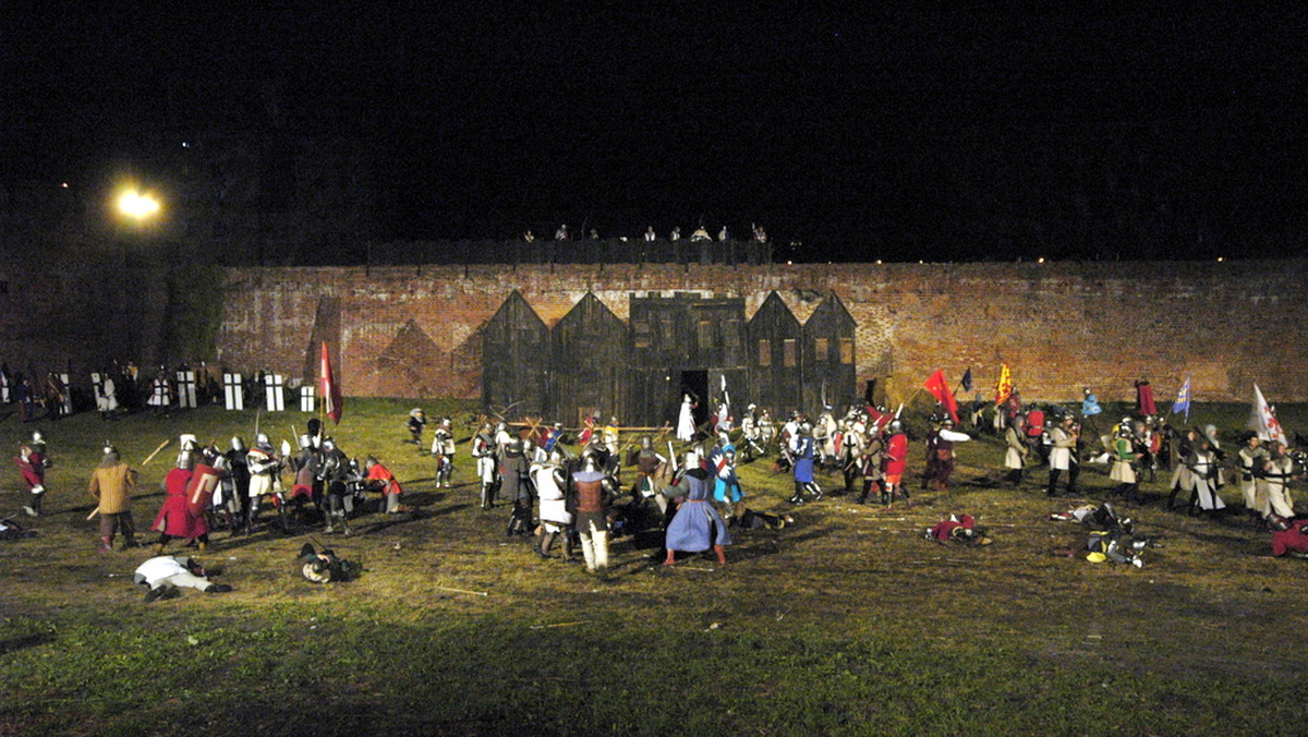 Około 300 wykonawców, jeźdźcy na koniach oraz repliki średniowiecznych machin wezmą udział w inscenizacji historycznej pt. "Oblężenie Malborka". Nocne przedstawienie organizowane na malborskim zamku, będzie można obejrzeć w piątek i w sobotę.