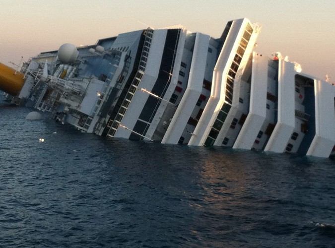 Dramat statku wycieczkowego rozegrał się późnym wieczorem w piątek. „Costa Concordia”, na pokładzie której znajdowało się ponad 4200 osób, uderzyła w podmorskie skały i osiadła na mieliźnie na boku, nabierając wody