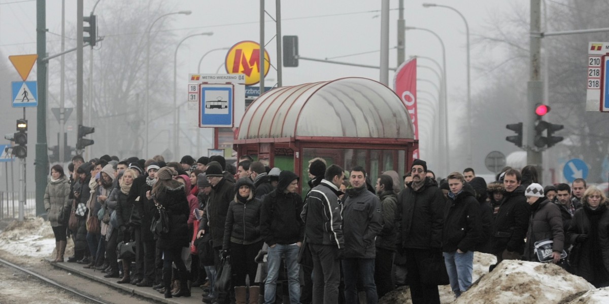 Zapchany przystanek tramwajowy na Wierzbnie