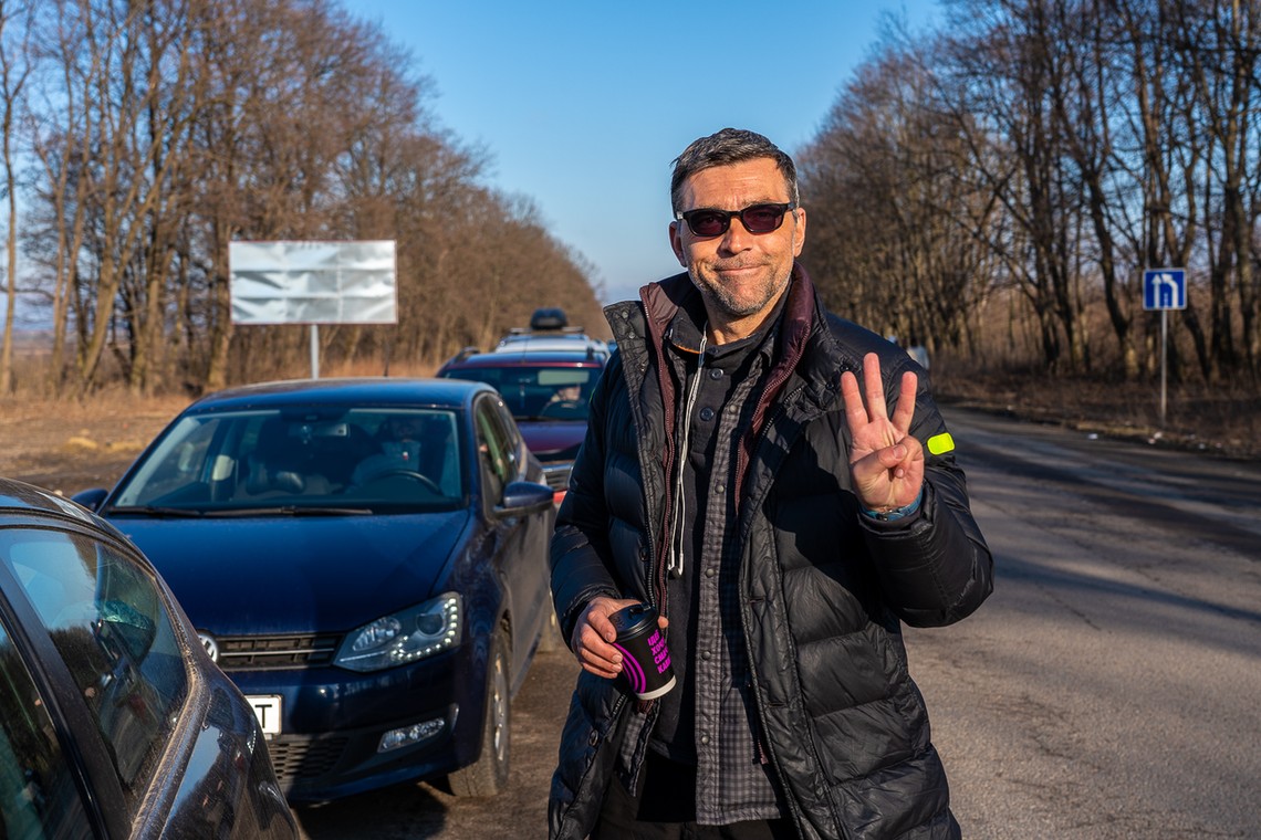 Albert jedzie odwieźć żonę i córkę na granicę, po czym chce wrócić do Kijowa