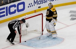 Linus Ullmark obronił 41. strzałów. Bruins o krok od awansu do 2. rundy