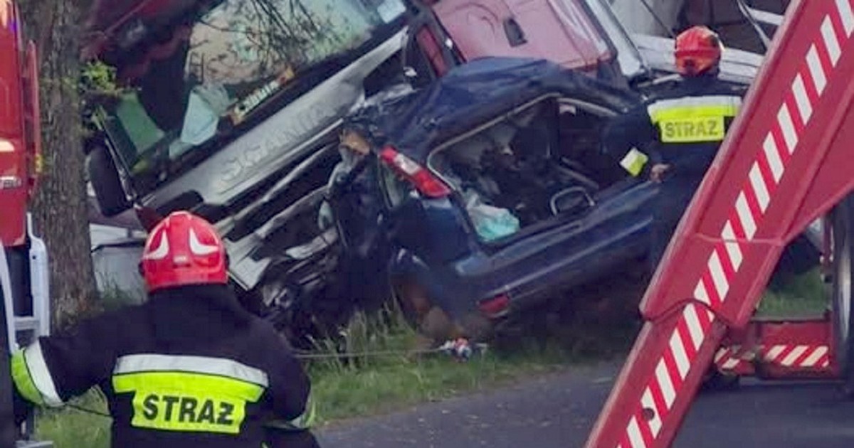 Tragiczny wypadek na Mazowszu: Ford zderzył się z tirem