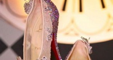 Íme a Louboutin Hamupipőke-cipellője
