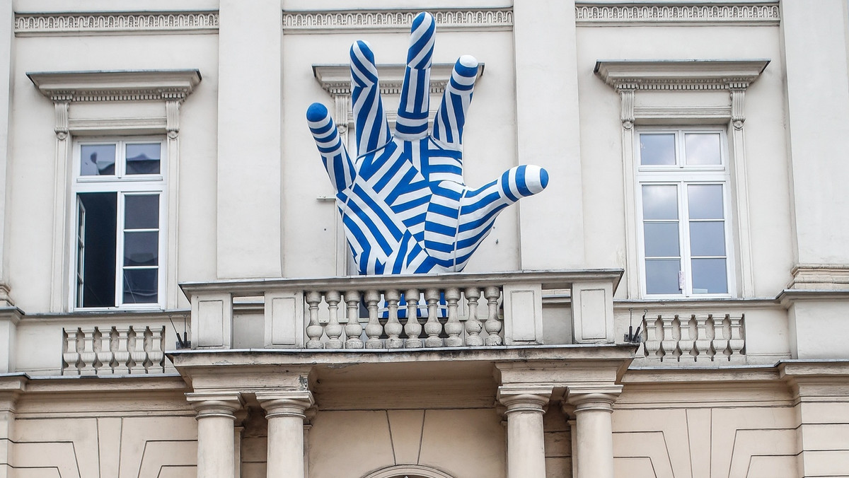 "Wykładowca regularnie dopuszcza się nadużywania władzy, jaką daje mu zajmowana na Akademii pozycja. Zarzuty wobec niego są bardzo poważne i obejmują przemoc psychiczną, groźby użycia przemocy fizycznej" - napisali absolwenci warszawskiej Akademii Teatralnej w liście otwartym do rektora uczelni Wojciecha Malajkata. Apelują do niego o pomoc w rozwiązaniu "patologicznej sytuacji".