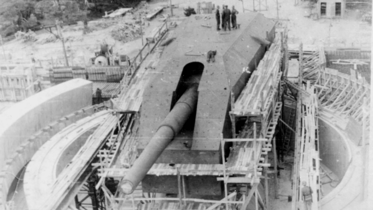 Na Helu powstała podczas niemieckiej okupacji pierwsza na świecie bateria największych dział nadbrzeżnych. Tworzyły ją gigantyczne armaty, które miały kaliber 406 mm (40,6 cm). W ich potężnych lufach mógł zmieścić się dorosły człowiek.