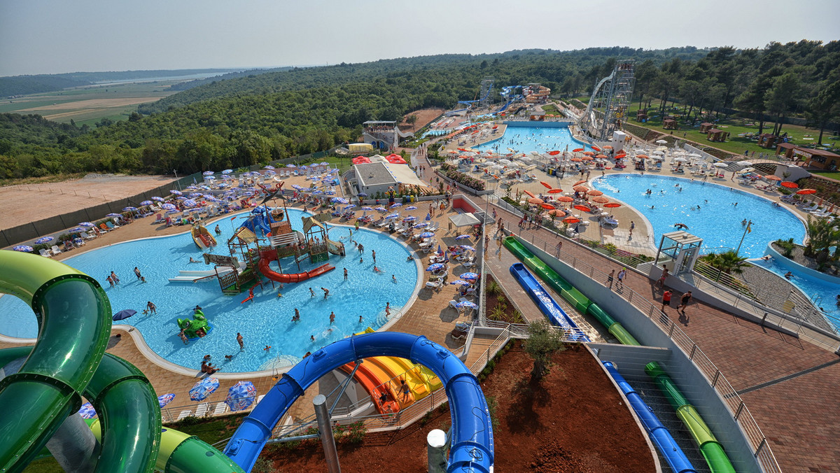 Chorwacja jest znakomitym miejscem na spędzenie udanych, rodzinnych wakacji. Oferuje różnorodne formy spędzania czasu - od wypoczynku na pięknych plażach przy błękitnym morzu przez wczasy pośród zielonych wzgórz, zamków i rycerzy po urlop wśród niedźwiedzi lub dinozaurów. W Chorwacji na urlopowiczów czekają też setki hoteli z szeroką ofertą dla rodzin, parki wodne i parki rozrywki.