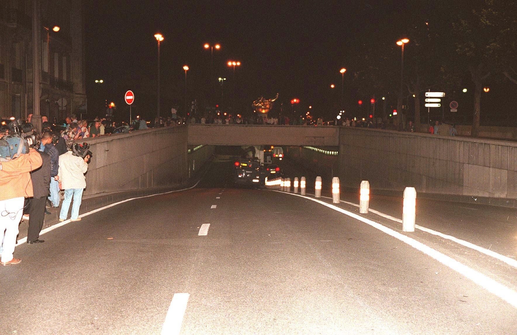 Britská princezná Diana zomrela v Paríži pri nehode v tuneli Pont de l'Alma.