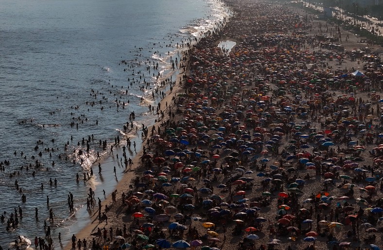 Zatłoczone plaże w Rio de Janeiro w związku z falą upałów